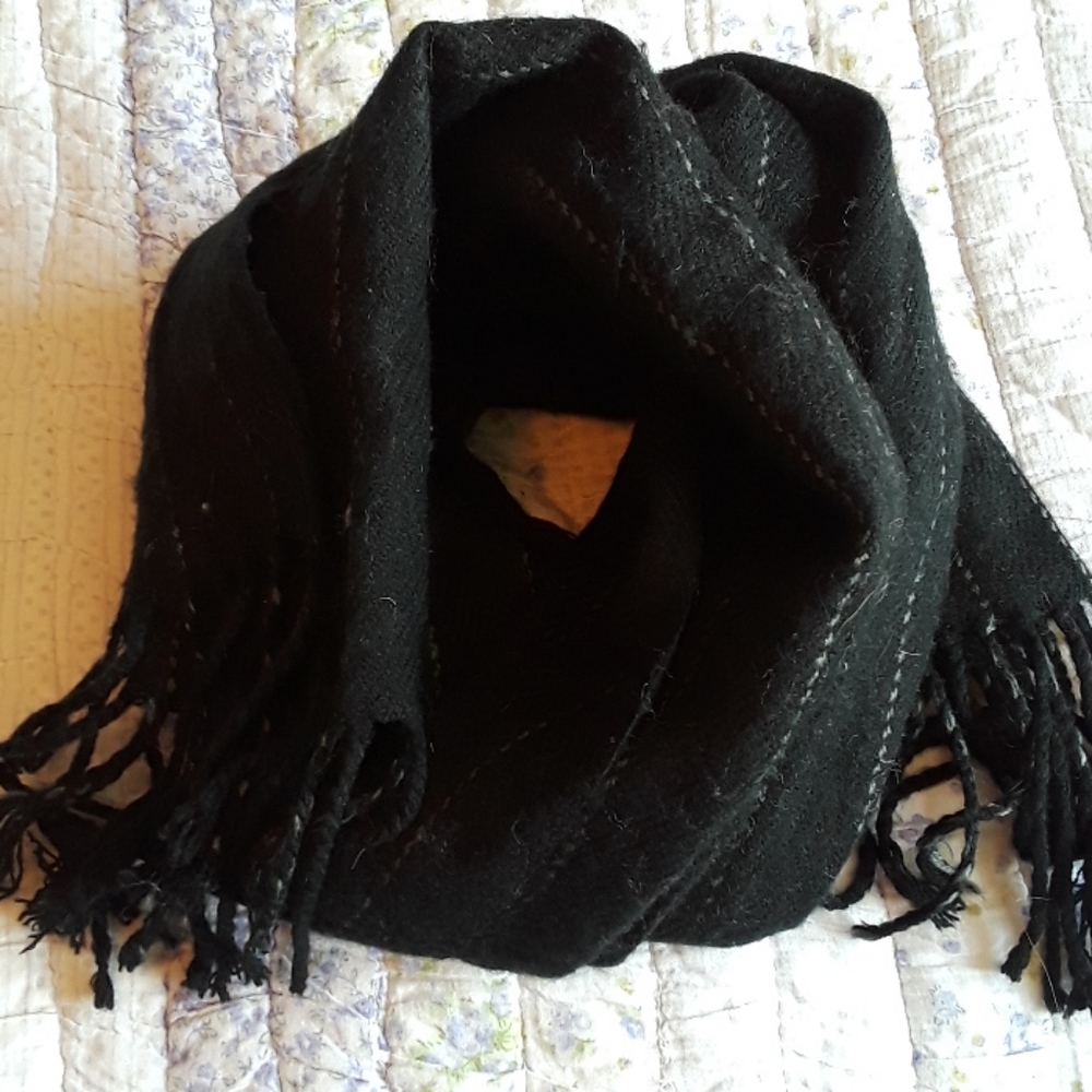 ♥️VINTAGE♥️UB jeans black and white scarf